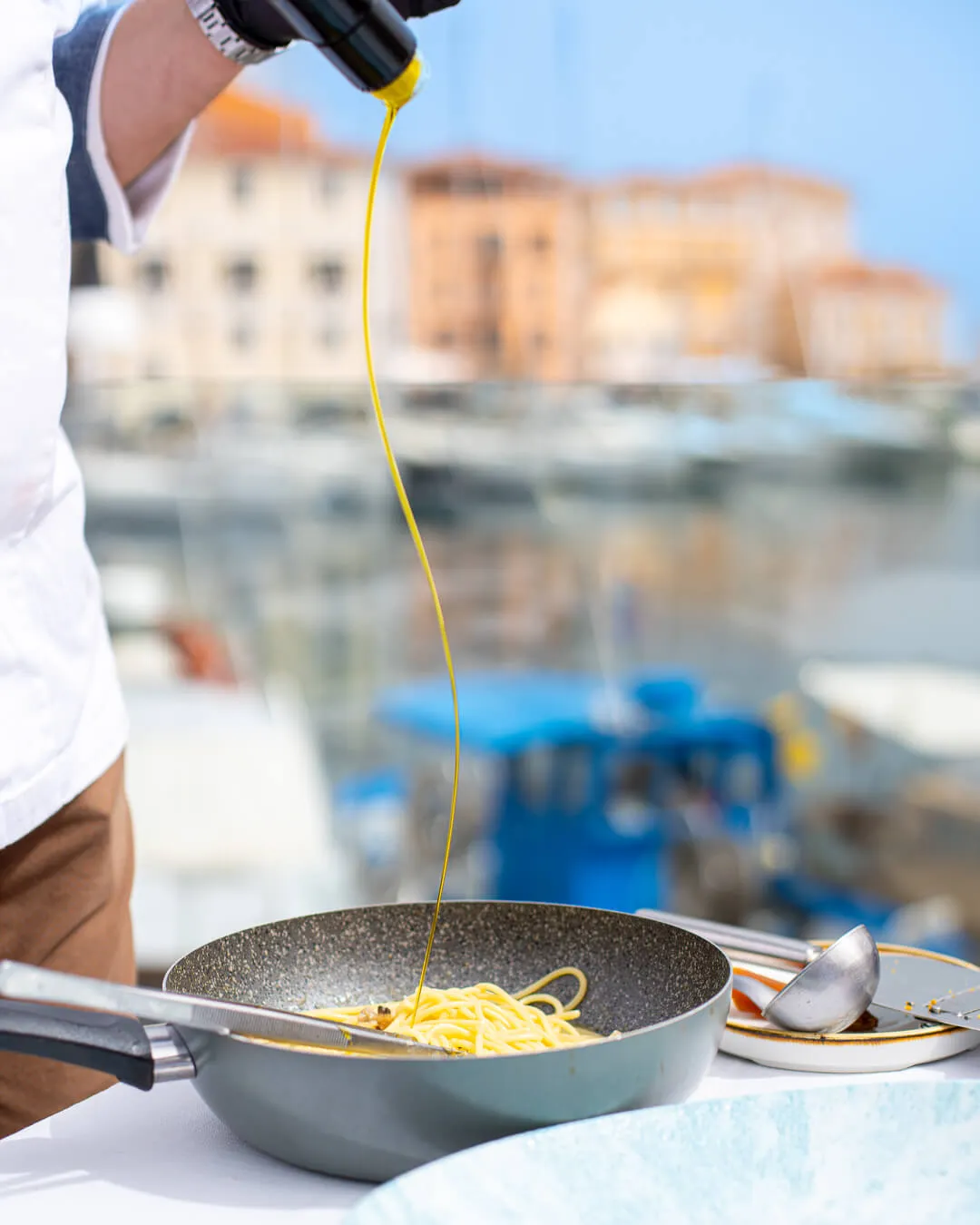 La terrazza del Ristorante Perla Blu affacciata sul porto di Cala Gavetta